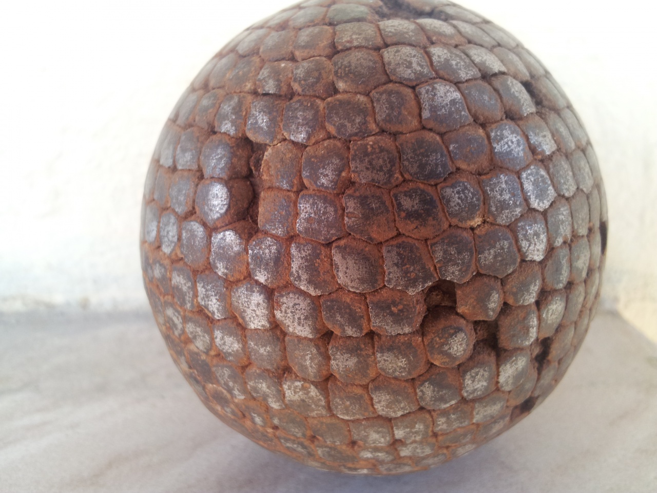 la boule cloutée la boule cloutée