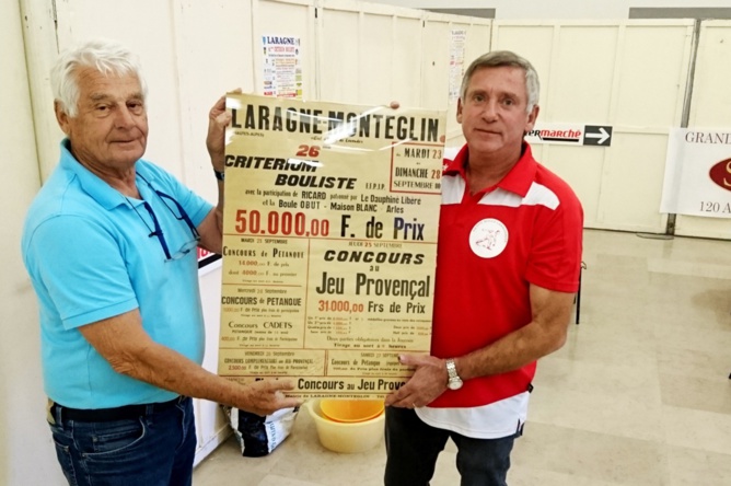 Comme une suite à son livre « LARAGNE MON PAYS » chronique du temps passé, Jean-Pierre Teyssier a remis à Robert VIAL lors de la 63éme édition du Critérium Bouliste de Laragne-Montéglin l’affiche de la 26éme édition photo ci-jointe. Un clin d’œil à la photo (page 329 de son livre) des Finalistes du concours de boules de 1923. En 1980, il y a 36 ans déjà, le Grand concours au Jeu Provençal était doté de 31 000,00F (frais de participation inclus). A l’aide du convertisseur (Francs / Euros) de l’INSEE si on traduit 31 000.00F de 1980 on obtient 12 925€ de 2016. En 2016 ce même concours, Le National, était doté de 10 000€ + FP soit avec nos 225 équipes (225 équipes*15€) de 13 375€. Le critérium de Laragne-Montéglin tient son rang d’antan. Merci Jean-Pierre pour ton témoignage d’aujourd’hui par cette affiche. Georges Rostain Comme une suite à son livre « LARAGNE MON PAYS » chronique du temps passé, Jean-Pierre Teyssier a remis à Robert VIAL lors de la 63éme édition du Critérium Bouliste de Laragne-Montéglin l’affiche de la 26éme édition photo ci-jointe. Un clin d’œil à la photo (page 329 de son livre) des Finalistes du concours de boules de 1923. En 1980, il y a 36 ans déjà, le Grand concours au Jeu Provençal était doté de 31 000,00F (frais de participation inclus). A l’aide du convertisseur (Francs / Euros) de l’INSEE si on traduit 31 000.00F de 1980 on obtient 12 925€ de 2016. En 2016 ce même concours, Le National, était doté de 10 000€ + FP soit avec nos 225 équipes (225 équipes*15€) de 13 375€. Le critérium de Laragne-Montéglin tient son rang d’antan. Merci Jean-Pierre pour ton témoignage d’aujourd’hui par cette affiche. Georges Rostain