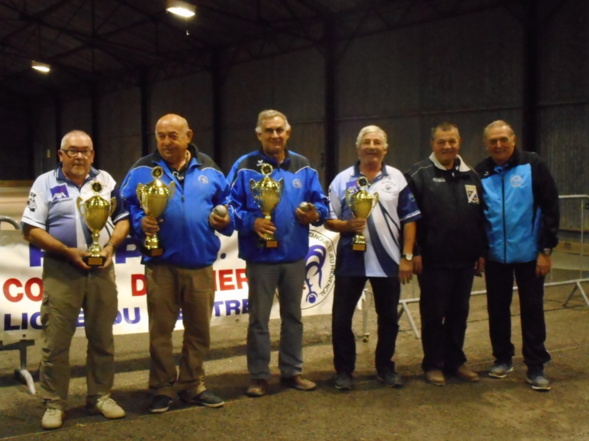 Les vainqueurs (bleu) et finalistes(clair) accompagnés de G Soulat arbitre de la rencontre et J.Giacalone président d'Herry Les vainqueurs (bleu) et finalistes(clair) accompagnés de G Soulat arbitre de la rencontre et J.Giacalone président d'Herry