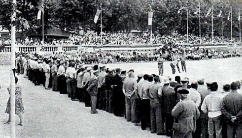 Place du Champ de Mars à Béziers en 1961 (CF Triplette senior pétanque) Place du Champ de Mars à Béziers en 1961 (CF Triplette senior pétanque)