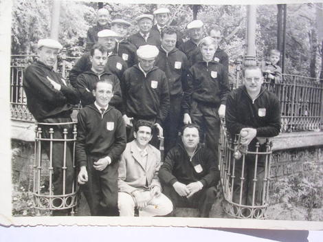 L UPC EN TENU AU KIOSQUE EN 1966 AVEC LAZARRO DE ST NAZAIRE ASSIS DEVANT 