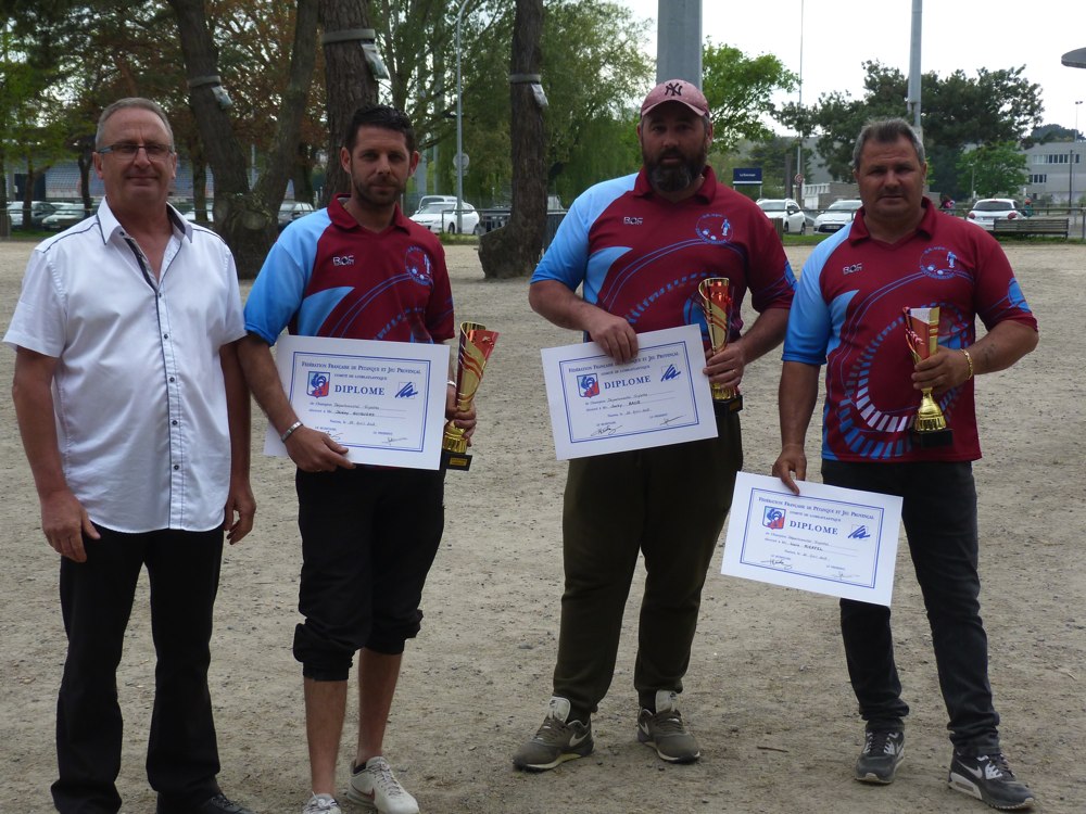 un titre mérité pour jérémy GUIQUERO et un second aussi mérité avec jacky et nénéne en triplette , c'est encore plus beau un titre mérité pour jérémy GUIQUERO et un second aussi mérité avec jacky et nénéne en triplette , c'est encore plus beau