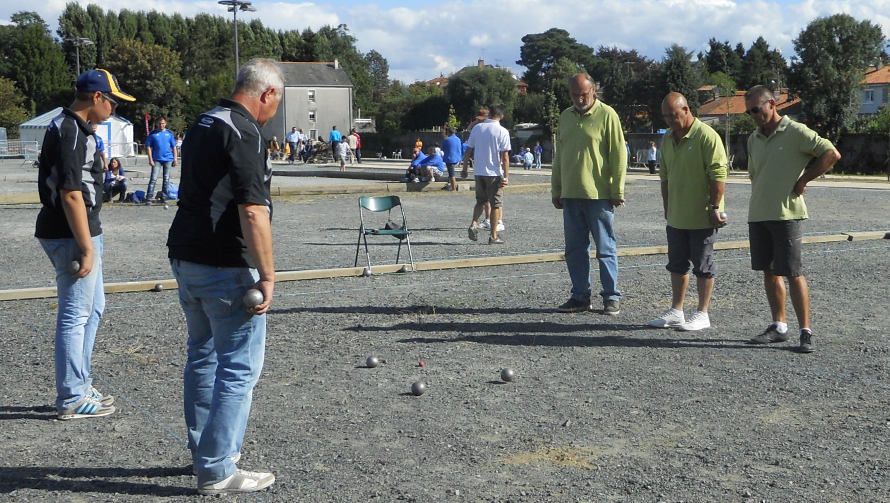 QUE REGARDENT ILS? QUE REGARDENT ILS?