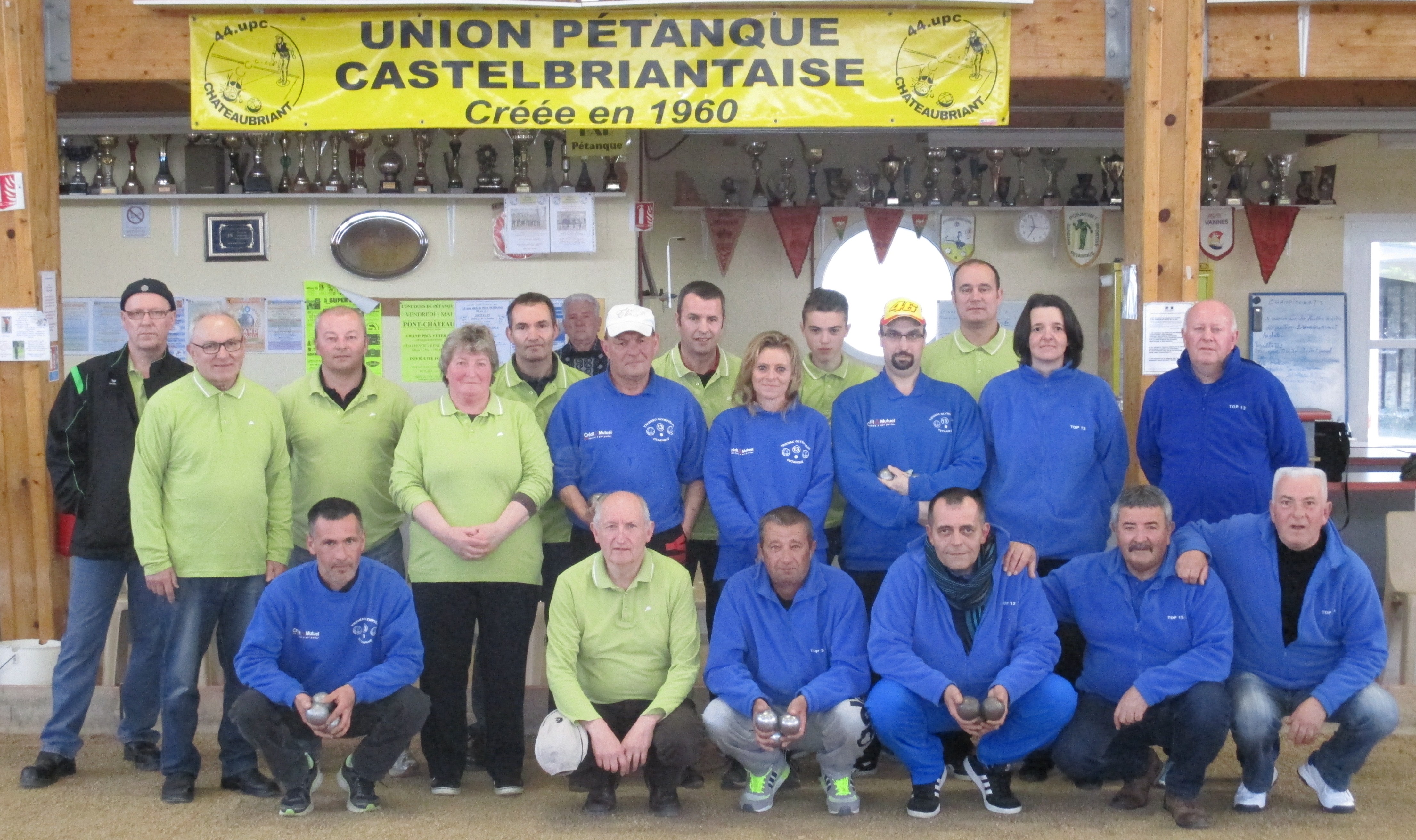 les deux équipes au boulodrome les deux équipes au boulodrome