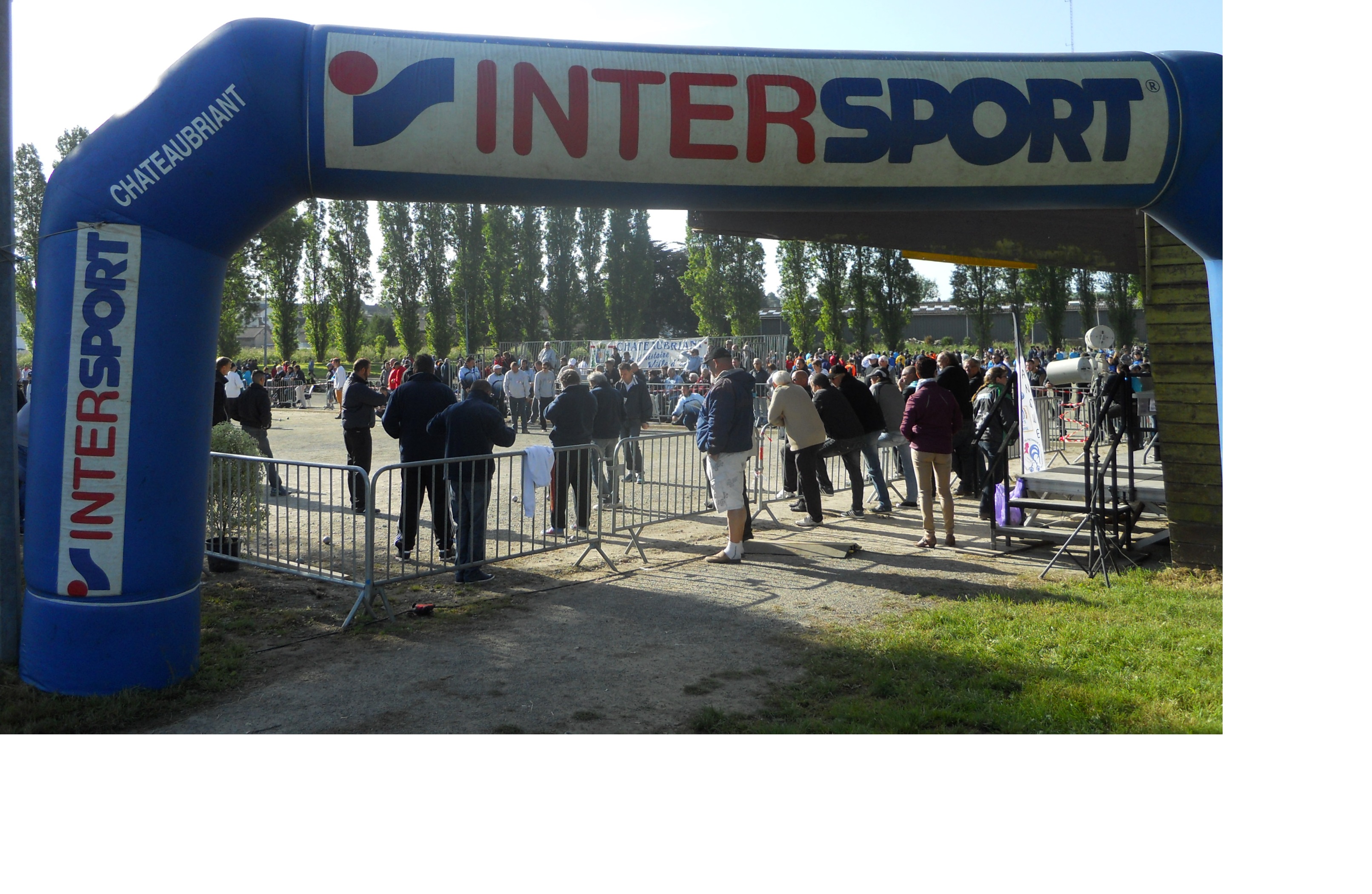 le carré d'honneur et sa tribune le dimanche matin le carré d'honneur et sa tribune le dimanche matin