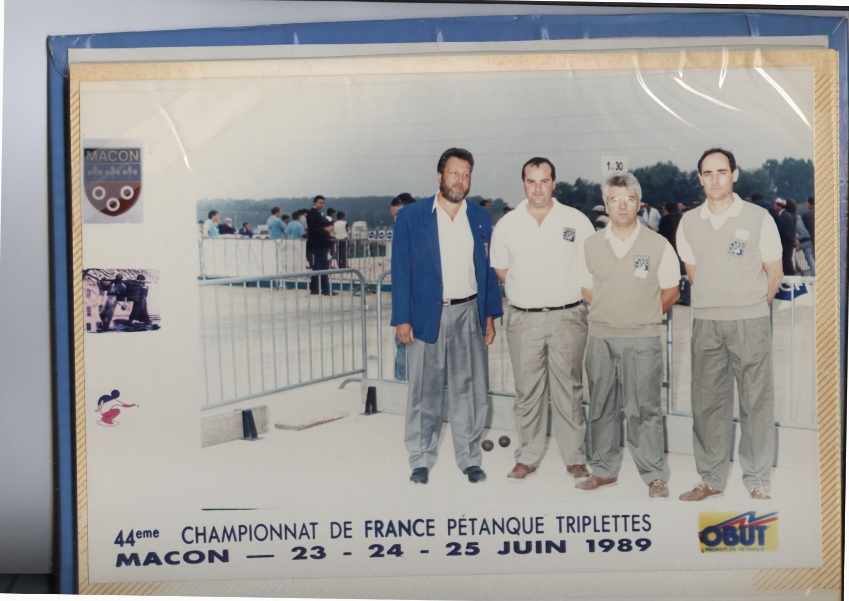 Chemisette trop claire, c'est pas clair! Chemisette trop claire, c'est pas clair!