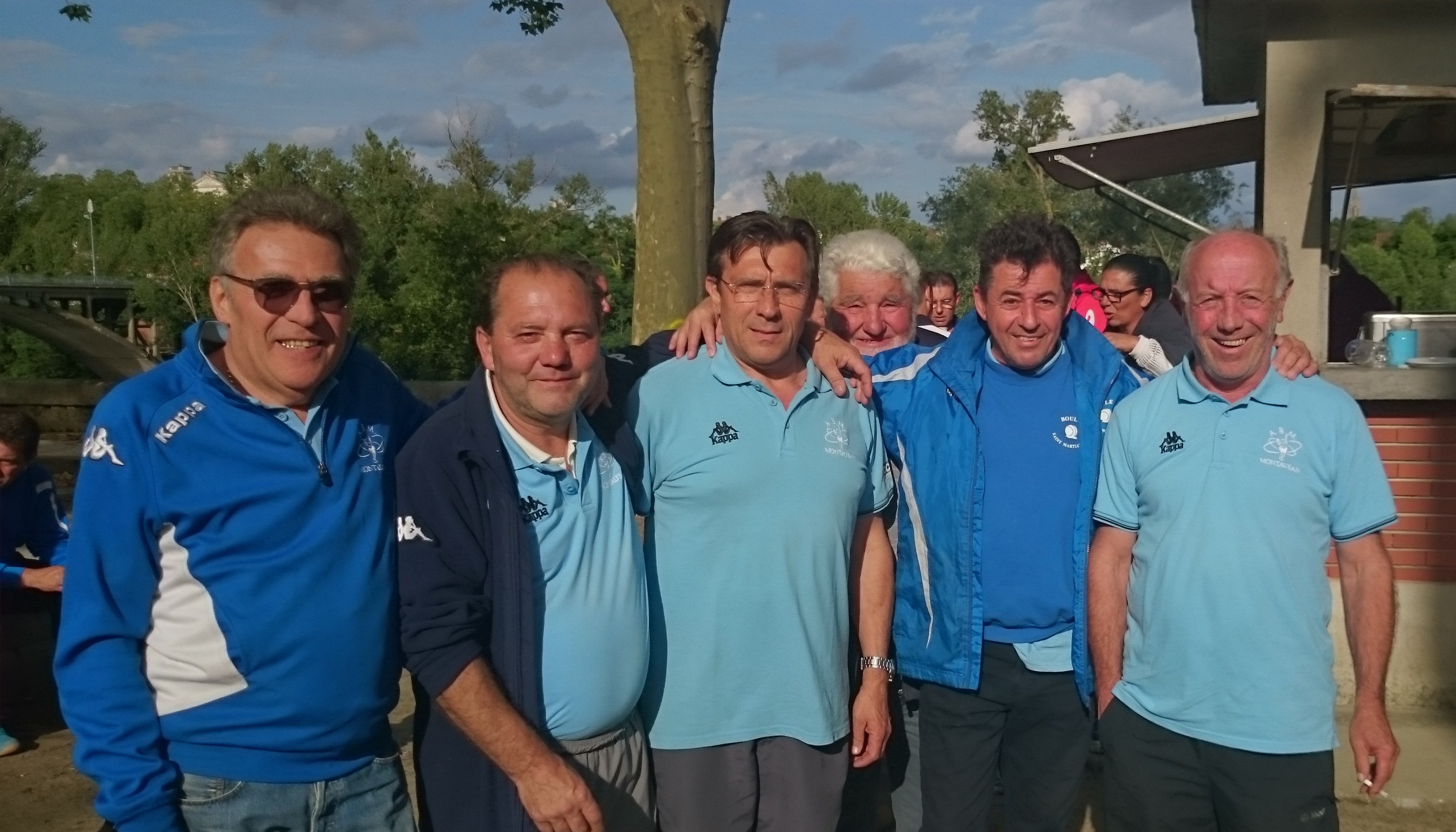 Les champions 4ème division 2016 avec Jean Longueville le président de l'ABM Les champions 4ème division 2016 avec Jean Longueville le président de l'ABM