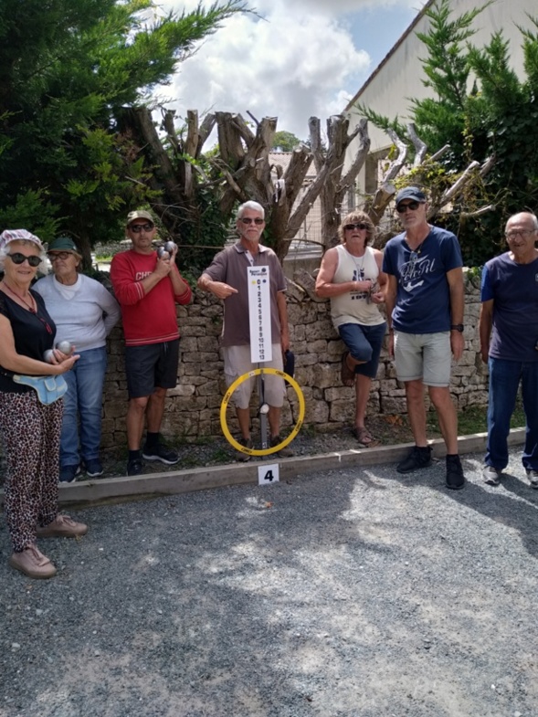 Investissement du club dans du matériel pour habiller nos terrains,  mise en œuvre de notre bricoleur de trésorier 😀; Jean-François Moreau (casquette ,lunettes de soleil et t-shirt bleu ) pour ceux qui ne le connaissent pas,😎😉 nous le remercions, derrière le marqueur notre président Daniel Griveau . Investissement du club dans du matériel pour habiller nos terrains,  mise en œuvre de notre bricoleur de trésorier 😀; Jean-François Moreau (casquette ,lunettes de soleil et t-shirt bleu ) pour ceux qui ne le connaissent pas,😎😉 nous le remercions, derrière le marqueur notre président Daniel Griveau .