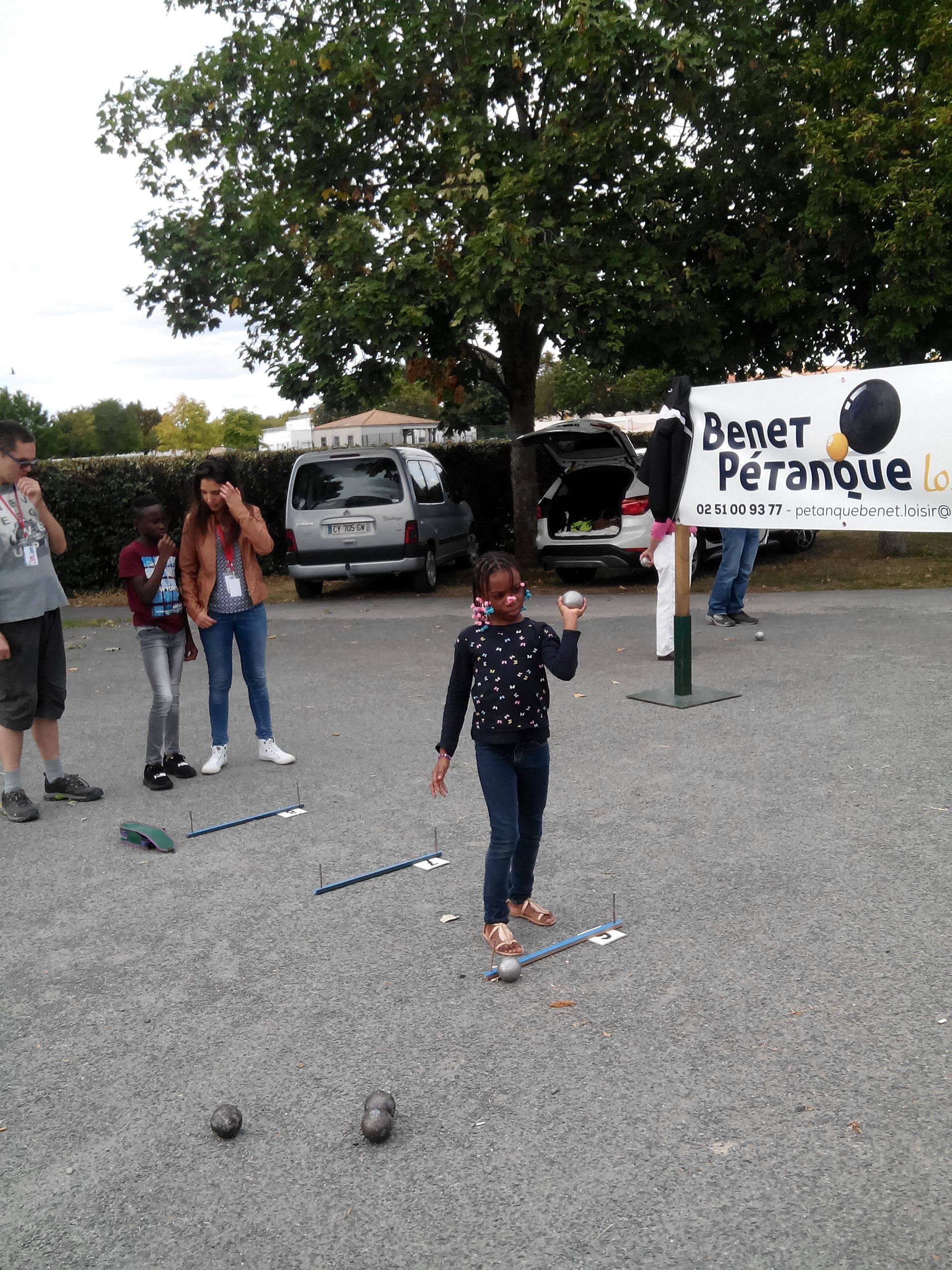 Des jeunes participant à notre atelier Pétanque ! 😍