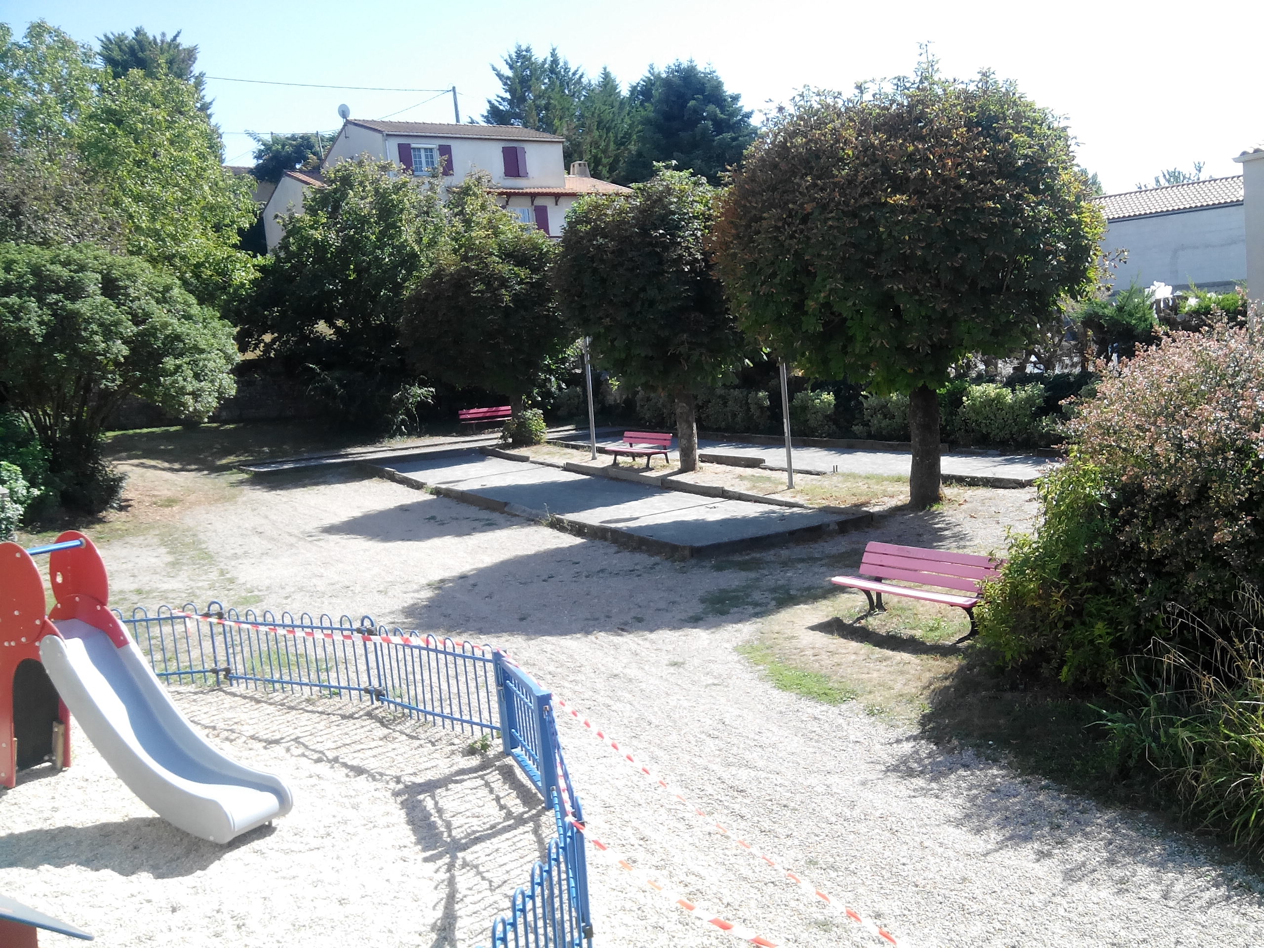 C'est parti pour les travaux de réfection et d'agrandissement de notre petit Boulodrome !🙂