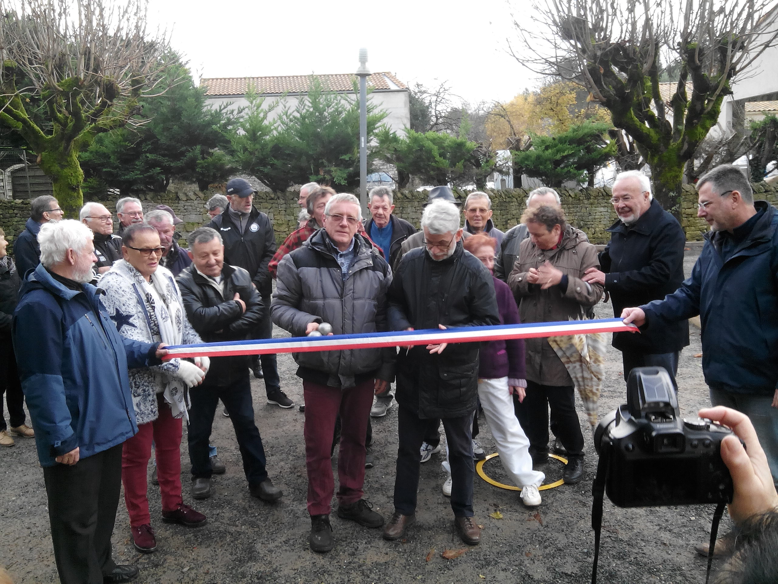 Inauguration de notre nouveau terrain Square de Poilus Inauguration de notre nouveau terrain Square de Poilus