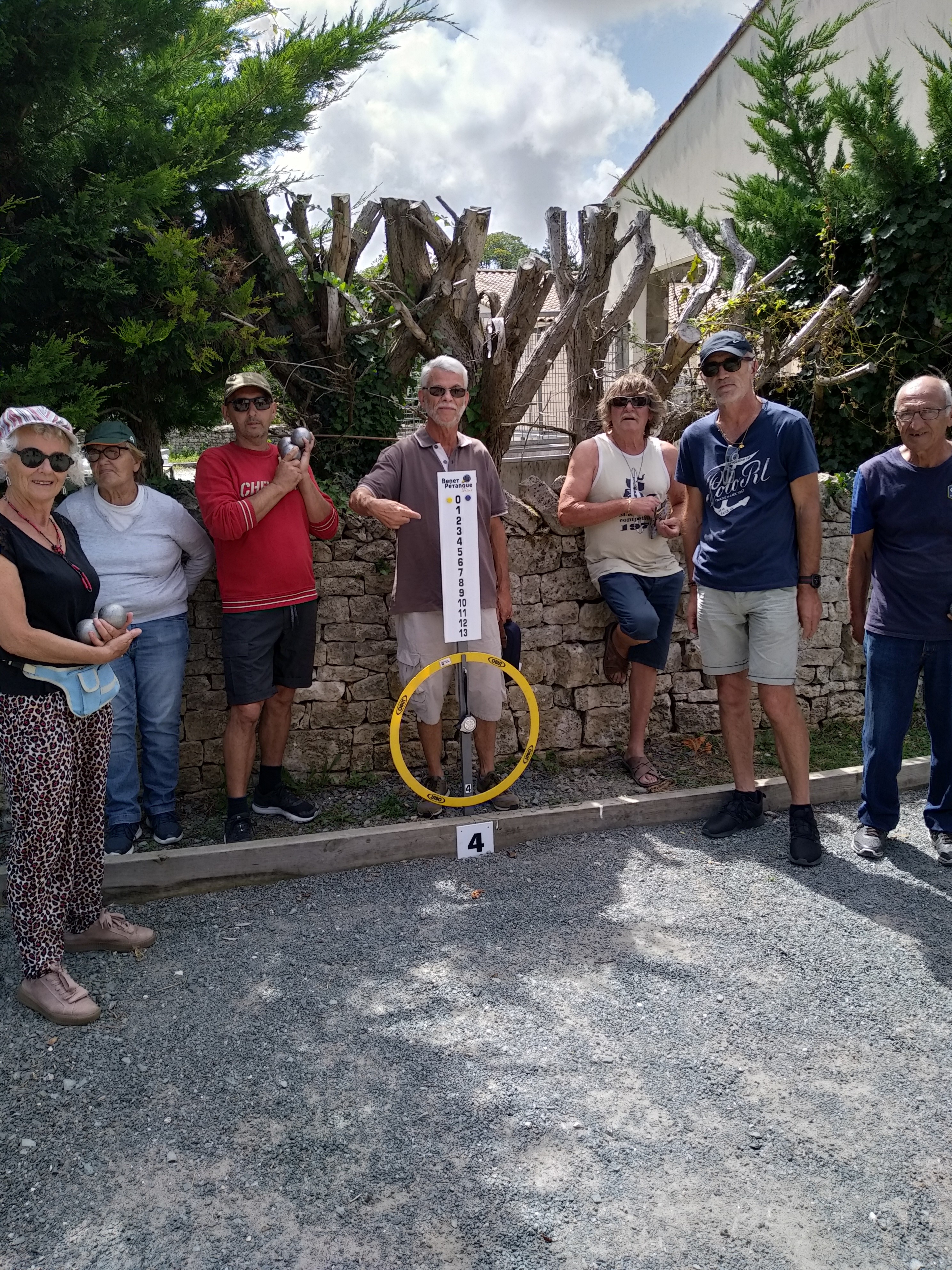 Investissement du club dans du matériel pour habiller nos terrains,  mise en œuvre de notre bricoleur de trésorier 😀; Jean-François Moreau (casquette ,lunettes de soleil et t-shirt bleu ) pour ceux qui ne le connaissent pas,😎😉 nous le remercions, derrière le marqueur notre président Daniel Griveau . Investissement du club dans du matériel pour habiller nos terrains,  mise en œuvre de notre bricoleur de trésorier 😀; Jean-François Moreau (casquette ,lunettes de soleil et t-shirt bleu ) pour ceux qui ne le connaissent pas,😎😉 nous le remercions, derrière le marqueur notre président Daniel Griveau .