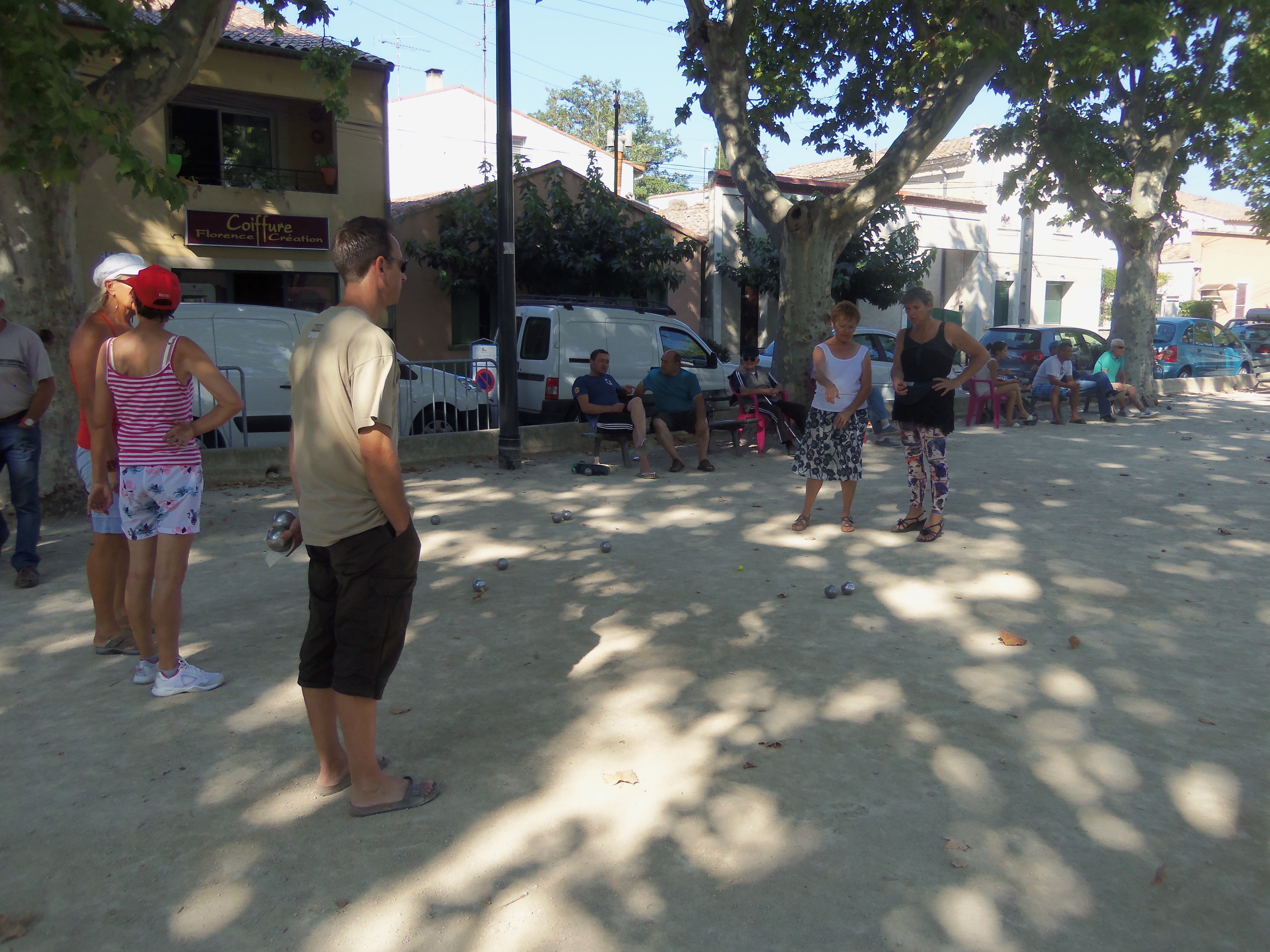 Vendredi 8 aout l'espace social d'Aigues-mortes organisait un après-midi concours de pétanque suivi du partage de repas et d'un groupe de musique qui nous a enchanté durant la soirée. L'ambiance était conviviale et chaude!!!