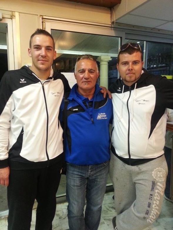 les deux Damien avec leur ami François de Gréoux.