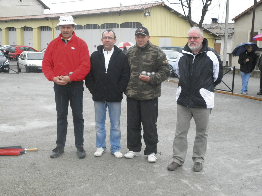 Robert POURROY vainqueur (gauche) Robert POURROY vainqueur (gauche)