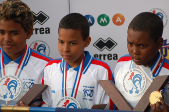 ph20 sur le podium avec le trophée.jpg ph20 sur le podium avec le trophée.jpg