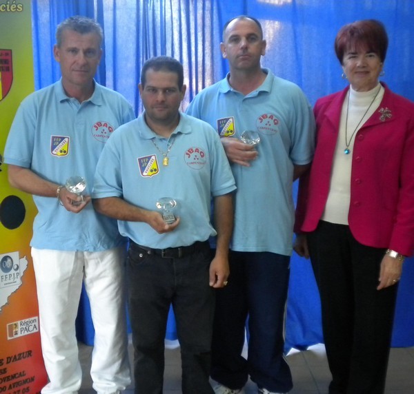 Qualificatif Ligue PACA Triplettes Séniors Masculins2012 : Alain AZZOPARDI - Christophe LAMBERT - Serge QUILES  a(vec Mmm Lucette COSTE présidente de Ligue) qualifiées au Championnat de France DouTriplettes Séniors à Roanne (42) les31juin et 1er juillet (Photo Ligue PACA)