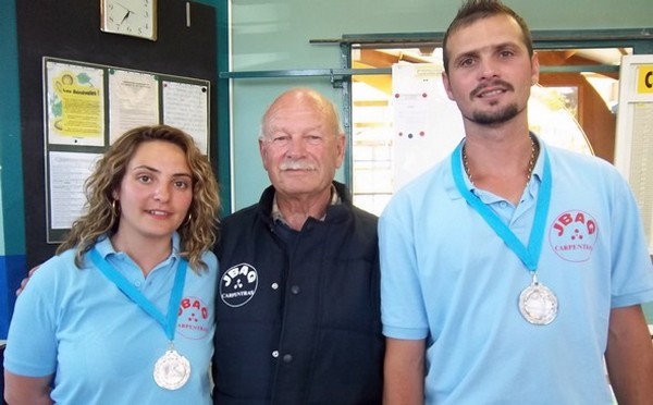 Champions de Vaucluse Doublettes mixtes 2012 : Marjorie FERRER & Félix BLANC (avec Henri CHIARI président de laJ.B.A.G.) qualifiés au hampionnat de France Doublettes Mixtes à Gueret (12)  les 23 et 24 juin (Photo Jean-Claude Uranga "La Provence des Sports")