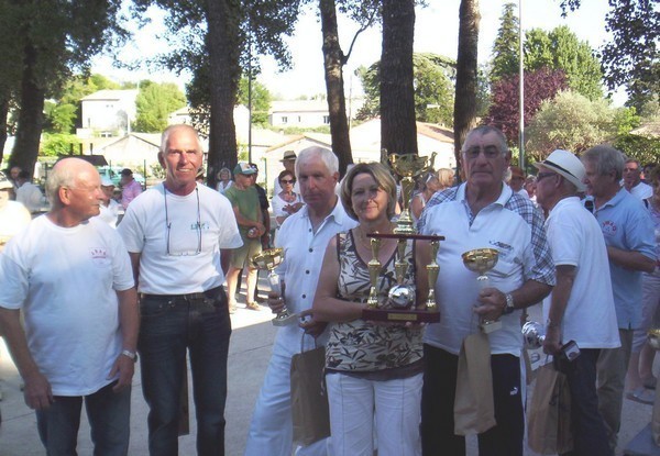 Henri CHIARI (Président JBAG) - Manfred WIEMELER (Président AVF Carpentras) avec Guy ROUBAUD - Christine BRES - Jean-Marie GLEIZE les vainqueurs de la journée régionale AVF 2012