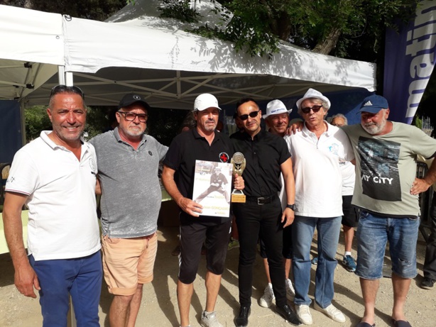 Guy Victor remporte le Prix " Manu " du meilleur joueur Guy Victor remporte le Prix " Manu " du meilleur joueur