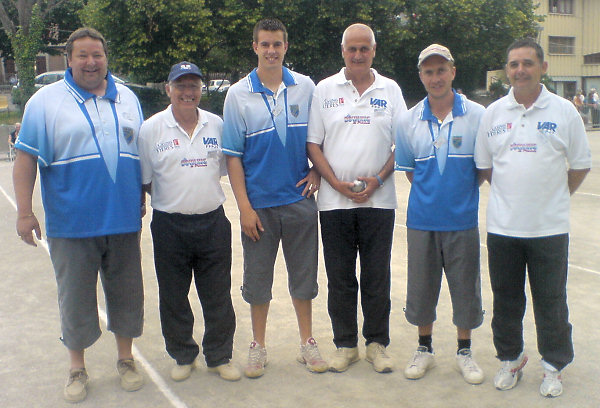 Quart de finaliste du championnat de France jeu provençal à Gap en 2006. Ici avec Jean Hémonda dit Pouné et Gilbert Mongeot en huitième contre l'équipe parisienne (Essone) de Picot - Bua - Pilewski (Photo Boulistenaute)