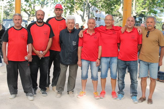 Marcel entouré de ses petits lors de la finale du championnat du Var triplettes jeu provençal 2016 au JBH de Hyères où Leï Rima remporta les 2 premières places (Clic sur la photo)