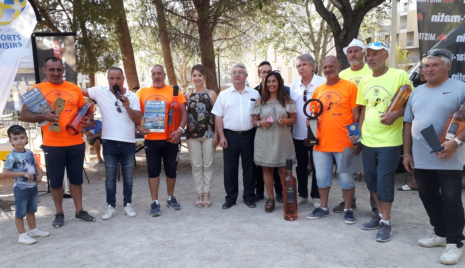 De gauche à droite Y.Provins et son petit fils, C.Oueslati, F.Pisani, la déléguée au sport de la ville de Toulon, Ph.Vittel pour la région, V.Mérali pour Var Matin, M.Gonçalves, JP.Santarelli, B.Terzian, Moullet, Conte et " Mimi " Abran