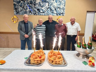 Encore un grand merci a ceux qui ont fait vivre notre club : tous nos présidents Michel DUVAL Daniel VERRET Jean Marc CHUET Jacques BOURSEREAU et notre président a ce jour Yves BENEJEAM Avec une pensée spéciale pour celui qui a pris la tete du club pendant de nombreuses années Claude BERTIN