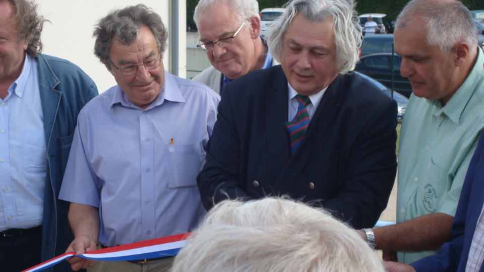 Inauguration de notre boulodrome ce 6 juillet 2012 , Mr le Sénateur Maire de Romorantin Jeanny LORGEOUX coupe le ruban