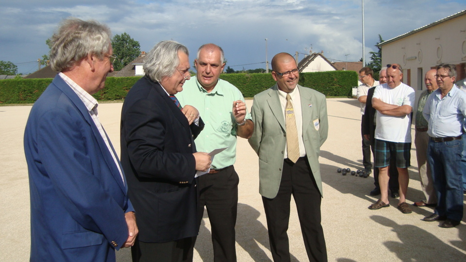 A coté de Jean Marc , notre président du CD 41 Patrick DESSAY a répondu gentiment à l' invitation A coté de Jean Marc , notre président du CD 41 Patrick DESSAY a répondu gentiment à l' invitation