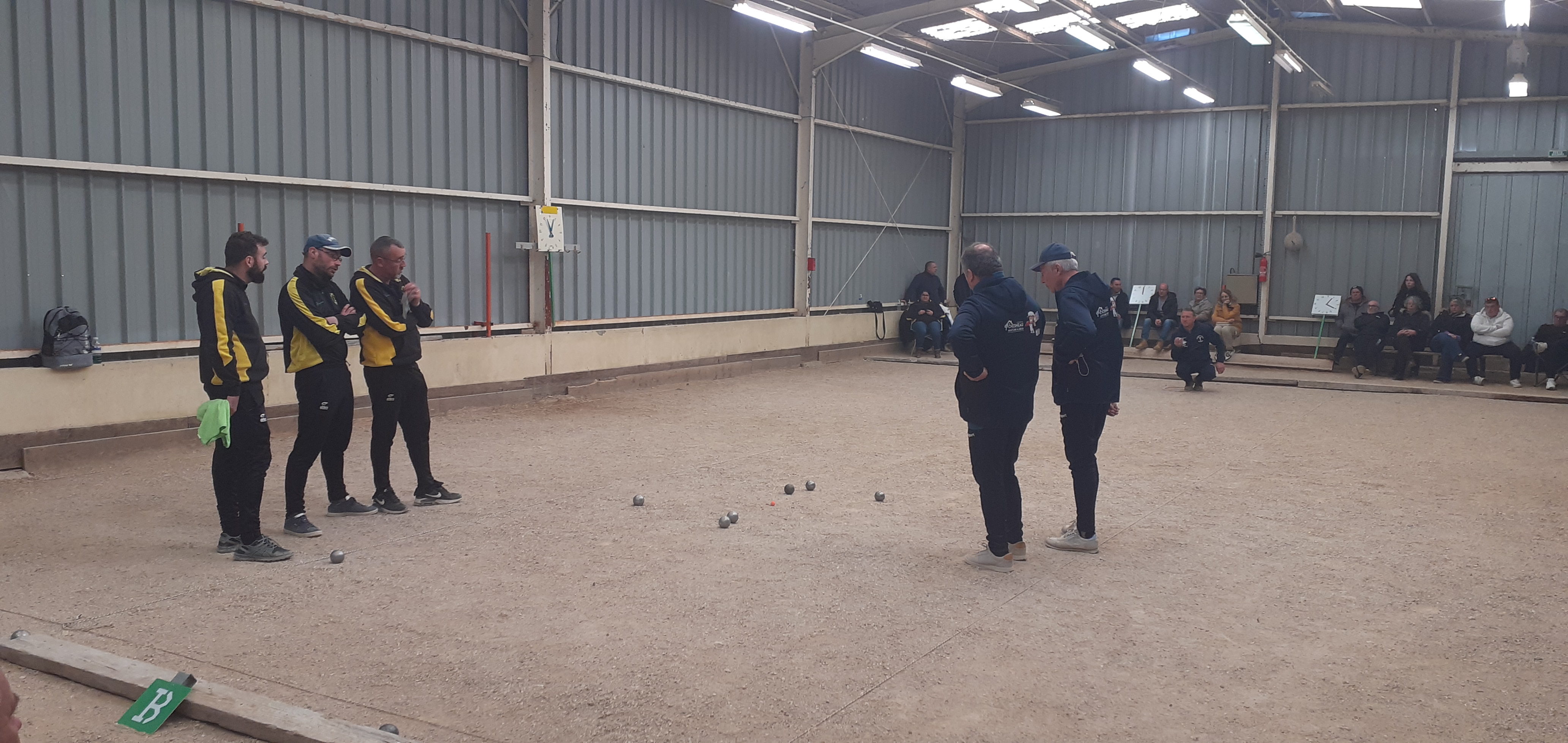 Bien a l'abri des intempéries sous le boulodrome de la PBR Bien a l'abri des intempéries sous le boulodrome de la PBR