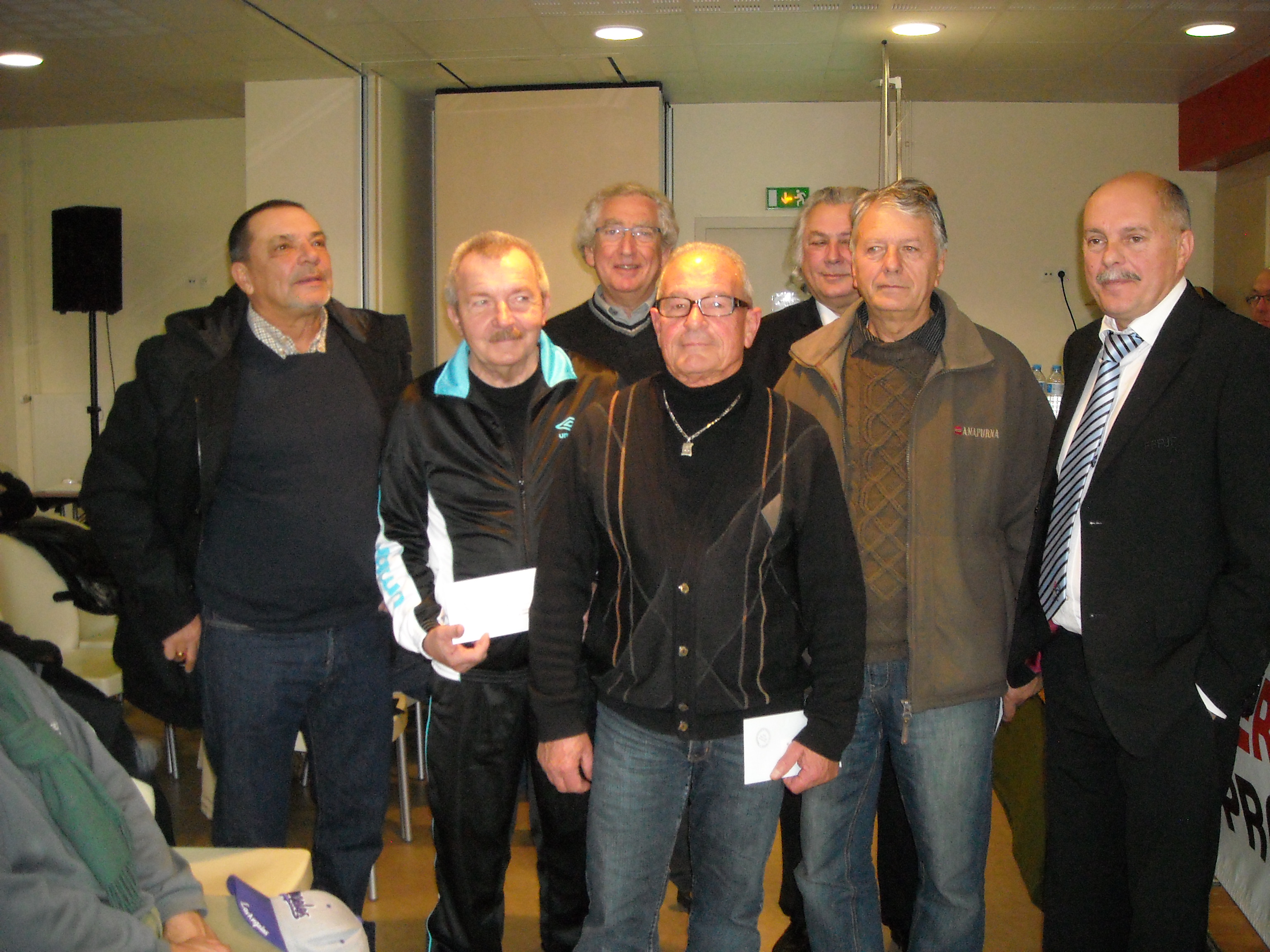 3 vétérans de la PBR mis a l'honneur par le CD 41 : Francis DESCHAMPS (1°) , Michel RCHOUDEAU et Michel CONTE (2°) en compagnie de Rapha (Salbris) 3 vétérans de la PBR mis a l'honneur par le CD 41 : Francis DESCHAMPS (1°) , Michel RCHOUDEAU et Michel CONTE (2°) en compagnie de Rapha (Salbris)