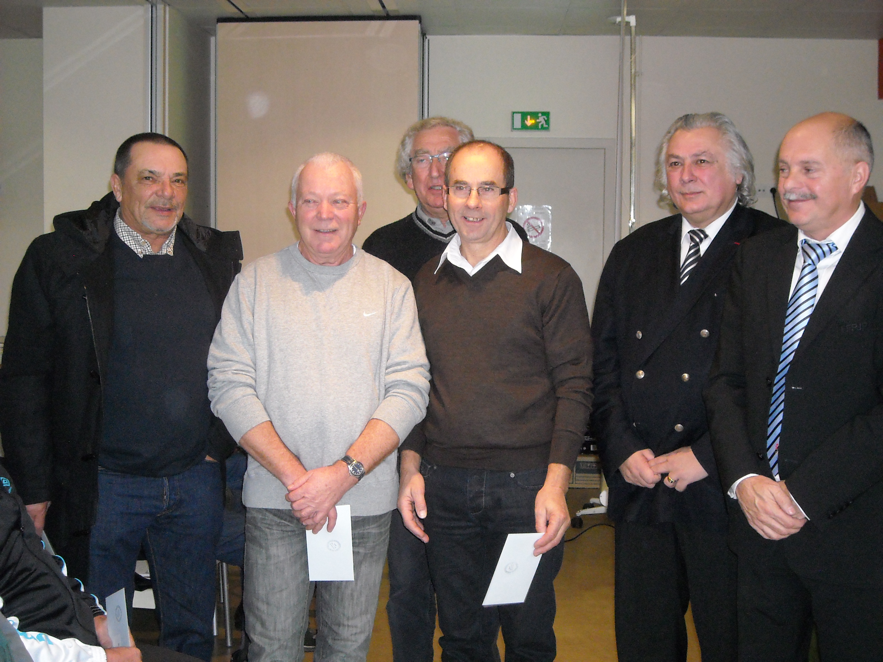 Récompenses aussi pour nos vice-champion de Ligue Vétaran Michel RICHOUDEAU , Didier GIBAULT et Jacques ARNOULD en présence de Mr le Sénateur Maire de ROMORANTIN :J.LORGEOU Récompenses aussi pour nos vice-champion de Ligue Vétaran Michel RICHOUDEAU , Didier GIBAULT et Jacques ARNOULD en présence de Mr le Sénateur Maire de ROMORANTIN :J.LORGEOU