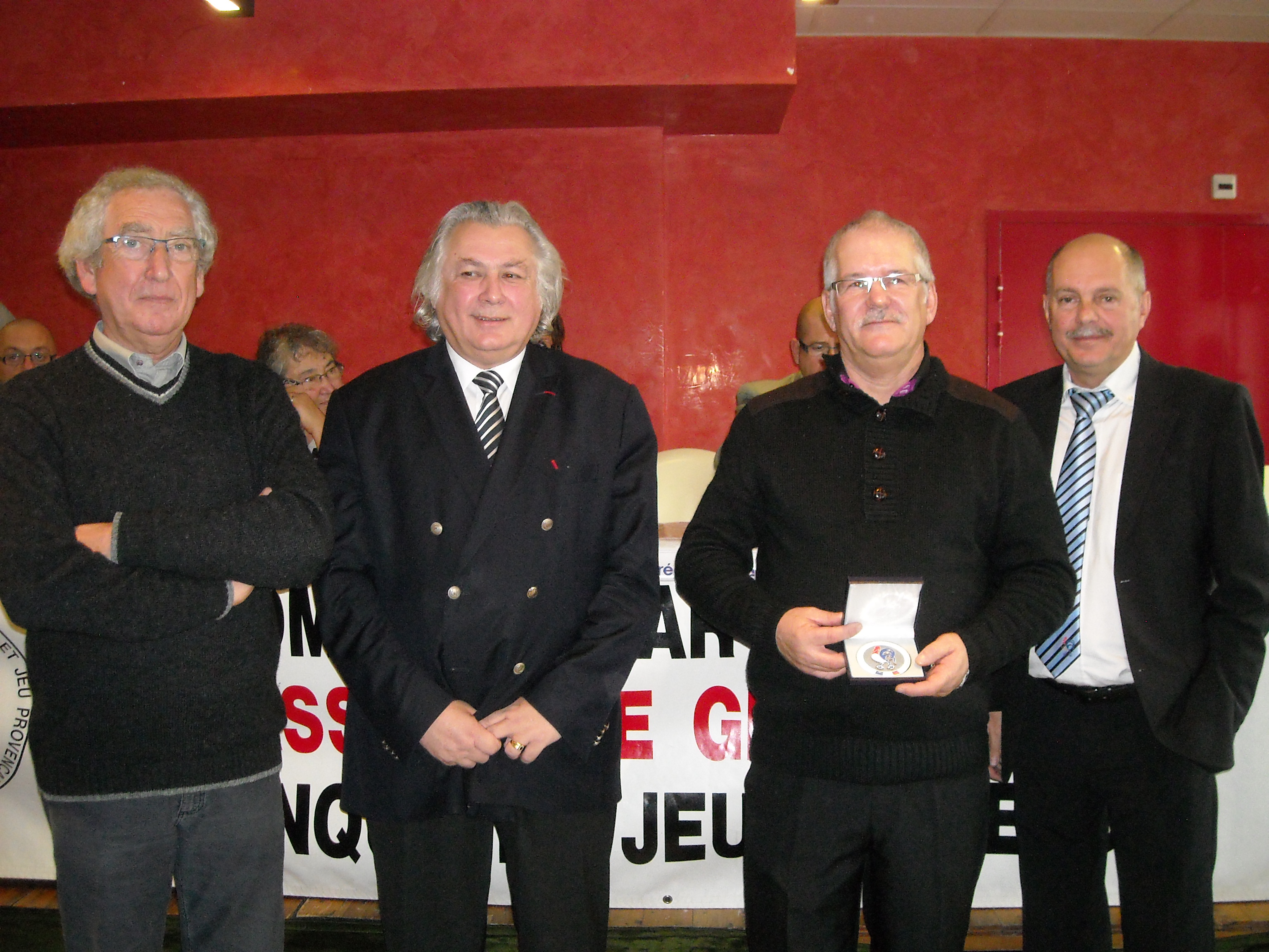 Remise de la médaille de la FFPJP par Mr Alain CANTARUTTI au club de la PBR représenté par son président Claude BERTIN en présence de Mr HOURRY maire adjoint aux sports , Mr LORGEOU Sénateur Maire de ROMORANTIN Remise de la médaille de la FFPJP par Mr Alain CANTARUTTI au club de la PBR représenté par son président Claude BERTIN en présence de Mr HOURRY maire adjoint aux sports , Mr LORGEOU Sénateur Maire de ROMORANTIN
