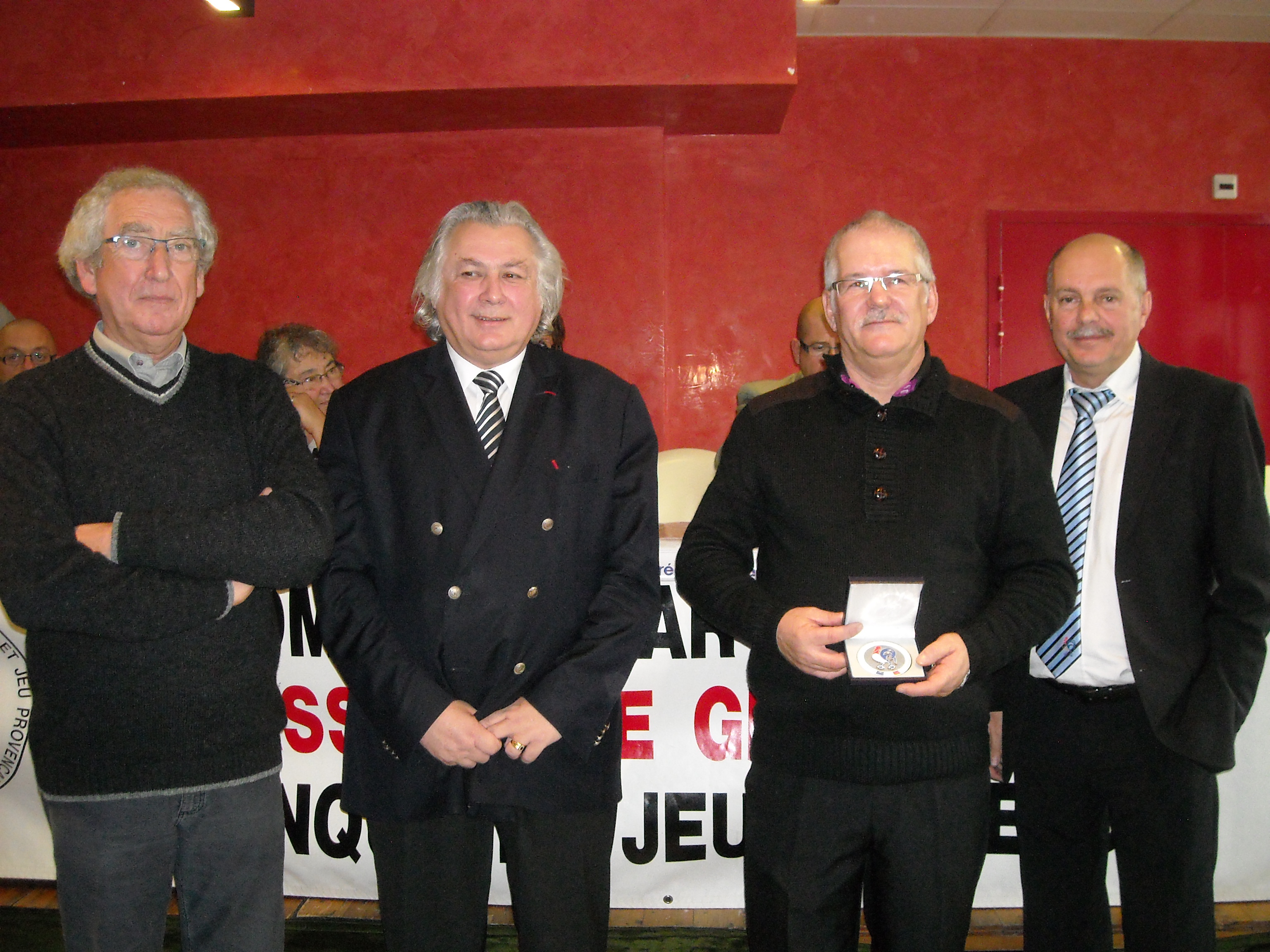 Remise de la médaille de la FFPJP par Mr Alain CANTARUTTI au club de la PBR représenté par son président Claude BERTIN en présence de Mr HOURRY maire adjoint aux sports , Mr LORGEOU Sénateur Maire de ROMORANTIN