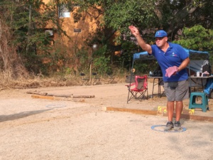 Pedro de Les Quebecois tira su bola Pedro de Les Quebecois tira su bola