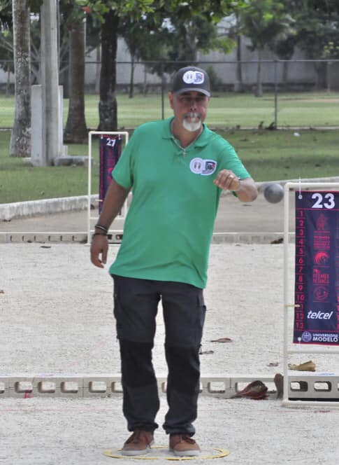 Nino Carlos soltando la bola