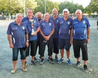 CDC Vétérans RIOM 2 Champion du Puy de Dôme en Vétérans Honneurs CDC Vétérans RIOM 2 Champion du Puy de Dôme en Vétérans Honneurs