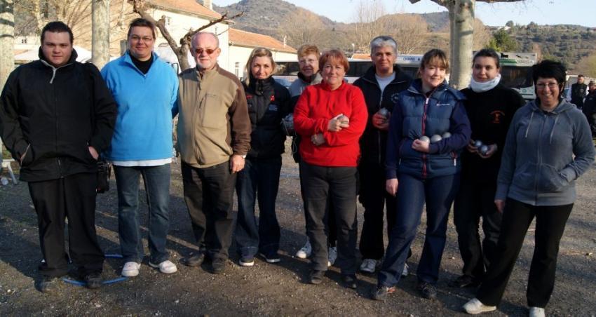Allié aline au centre avec le blouson noir Allié aline au centre avec le blouson noir