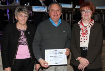 Patricia Jeanjean et Lucette Coste, respectivement présidentes du comité bouliste 13 et de la Ligue PACA remettent le diplôme du "Mérite National" à Christian Gramondi