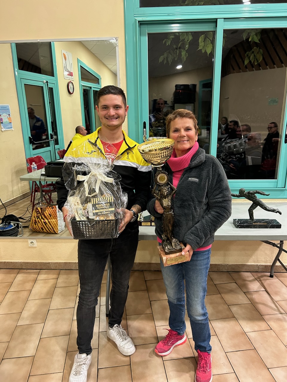 Le trophée souvenir Yvette Gramondi remis à Fabrienne Burdzy par le président Kévin Munuera