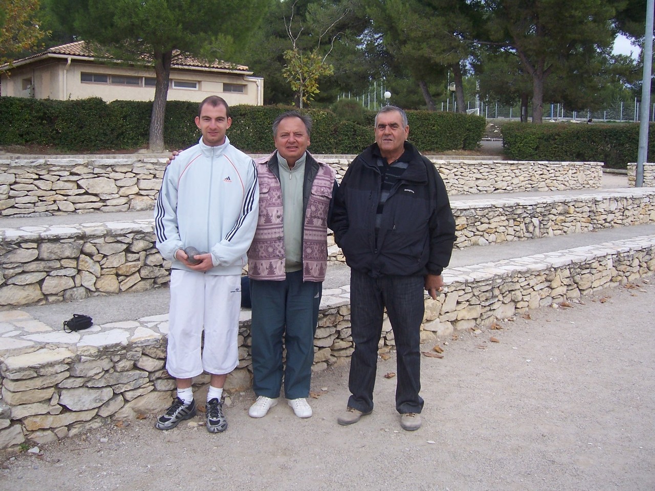 16-10-2010 Les finalistes S. Clavel et N. Gambino et Christian Gramondi, président de la Boule Venelloise 010.jpg 16-10-2010 Les finalistes S. Clavel et N. Gambino et Christian Gramondi, président de la Boule Venelloise 010.jpg
