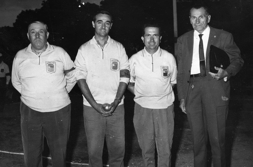 8 et 9-08-1964 Epinal (Vosges) Champion de France à pétanque Gustave Poulet, Elie Vian, Etienne Musso et Lucien Bussonne, président de la FFPJP 164 8 et 9-08-1964 Epinal (Vosges) Champion de France à pétanque Gustave Poulet, Elie Vian, Etienne Musso et Lucien Bussonne, président de la FFPJP 164