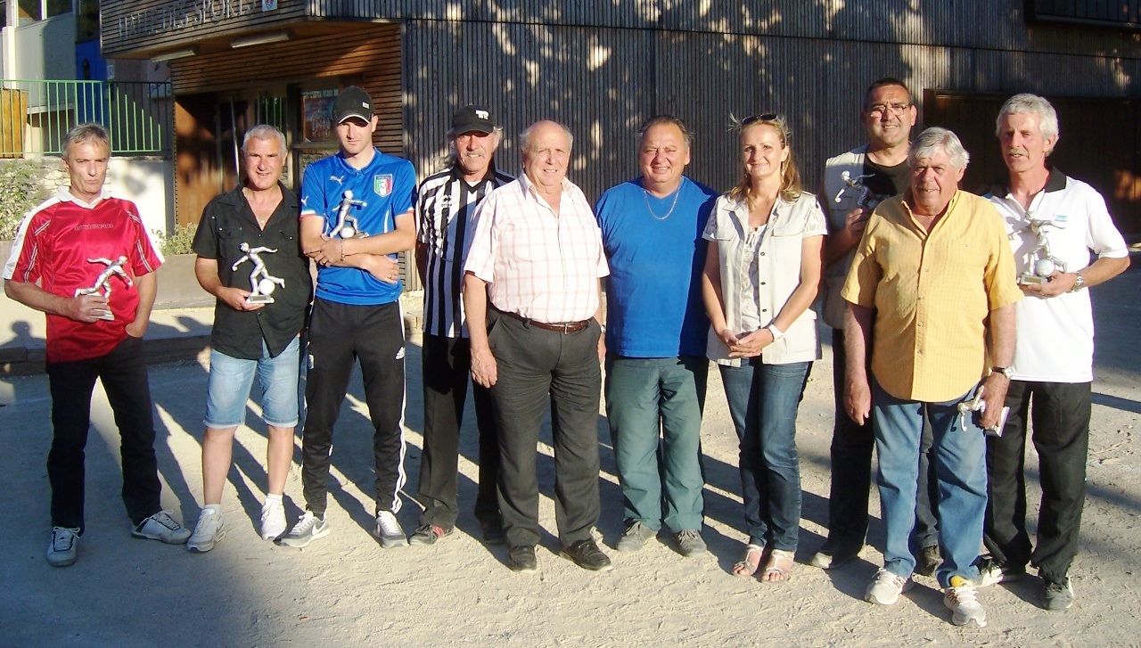 01-06-2014 Vainqueurs et finalistes entourent les élus municipaux, Caroline Clavel et Michel Granier, adjoints au maire 056 01-06-2014 Vainqueurs et finalistes entourent les élus municipaux, Caroline Clavel et Michel Granier, adjoints au maire 056