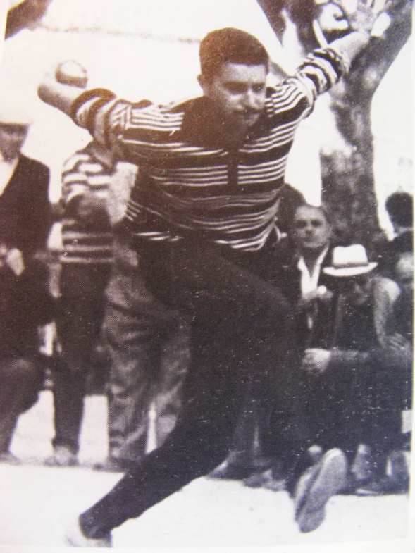 Jo CAVALIERE à ses débuts, admirez le style, la fluidité et la tenue de boule...(Photo Jacky Roggero)