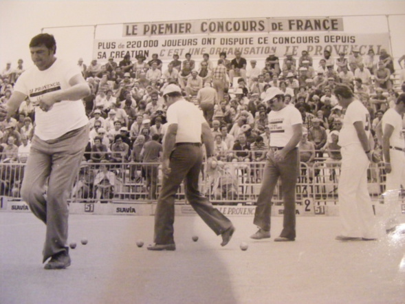 Demie finale du Provençal 1977 Loule Benoit Gonin va tirer...(Photo famille Salles)