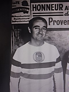 Elie VIAN avec le maillot tricolore vintage, et l'écusson de la Petite Vitesse d'Aix après son 2ème titre de 1967 avec Bert Calanotti et Jean Cantarel à Saint Raphael (Photo site M LAMBERT)