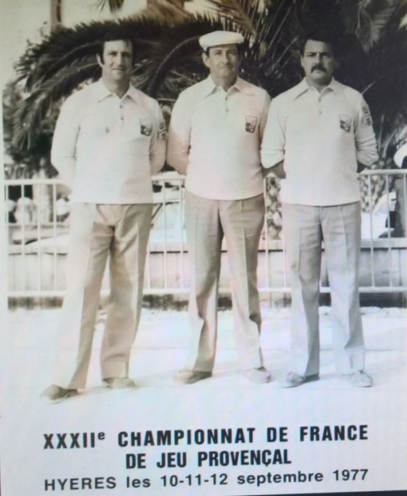 Vincent SOLER, François SOLER et Roger GUIOT au Championnat de France à Hyères en 1977 sous les couleurs du Comité du Gard et de la Boule Jonquiéroise. Vincent SOLER, François SOLER et Roger GUIOT au Championnat de France à Hyères en 1977 sous les couleurs du Comité du Gard et de la Boule Jonquiéroise.