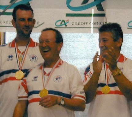 Jeannot BLANC au centre tout sourire avec le regretté Gilbert QUILES à droite et Jérome ESTRANG, les bas alpins viennent d'être sacrés Champions de France 2001 au Pontet (Source photo Roland LORENZELLI)