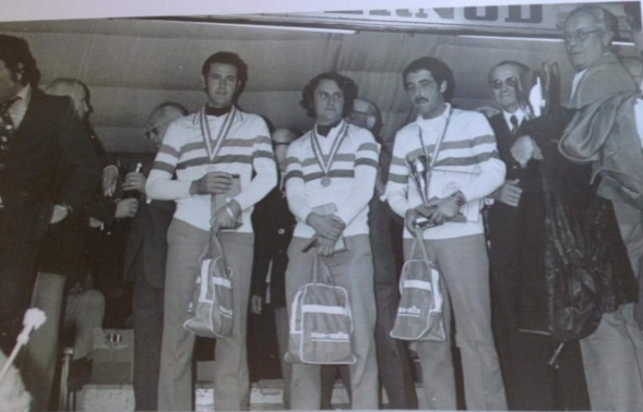 Le sacre de Champions 1976 à Digne, José PEREZ Sylvain CANU et René MUSSI viennent de battre Jean Pierre PARTENGO Georges BAIN et Paul GAMBA.